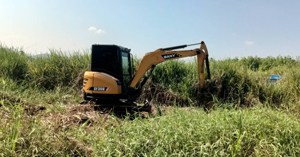 รถแม็คโครให้เช่ากาญจนบุรี แบคโฮรับจ้างกาญจนบุรี รถขุดเล็กกาญจนบุรี Excavators for rent Kanchanaburi. มีรถแบคโฮ PC30,PC50,PC120,PC200 ให้เช่า รับเหมาถมที่ ตีป่า งานขุดฟุตติ้ง