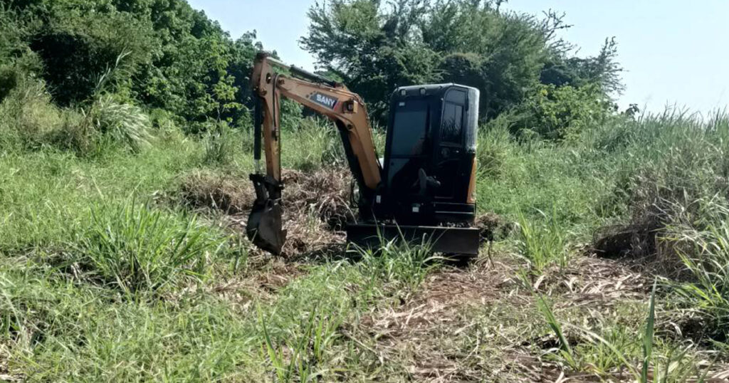 รถแม็คโครให้เช่านครปฐม แบคโฮรับจ้างนครปฐม รถขุดเล็กนครปฐม Excavators for rent Nakhon Pathom. มีรถแบคโฮ PC30,PC50,PC120,PC200 ให้เช่า รับเหมาถมที่ ตีป่า งานขุดฟุตติ้ง