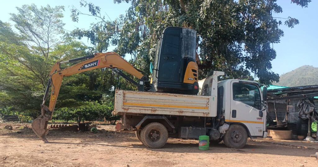 รถแม็คโครให้เช่าอ่างทอง แบคโฮรับจ้างอ่างทอง รถขุดเล็กอ่างทอง Excavators for rent Ang Thong. มีรถแบคโฮ PC30,PC50,PC120,PC200 ให้เช่า รับเหมาถมที่ ตีป่า งานขุดฟุตติ้ง