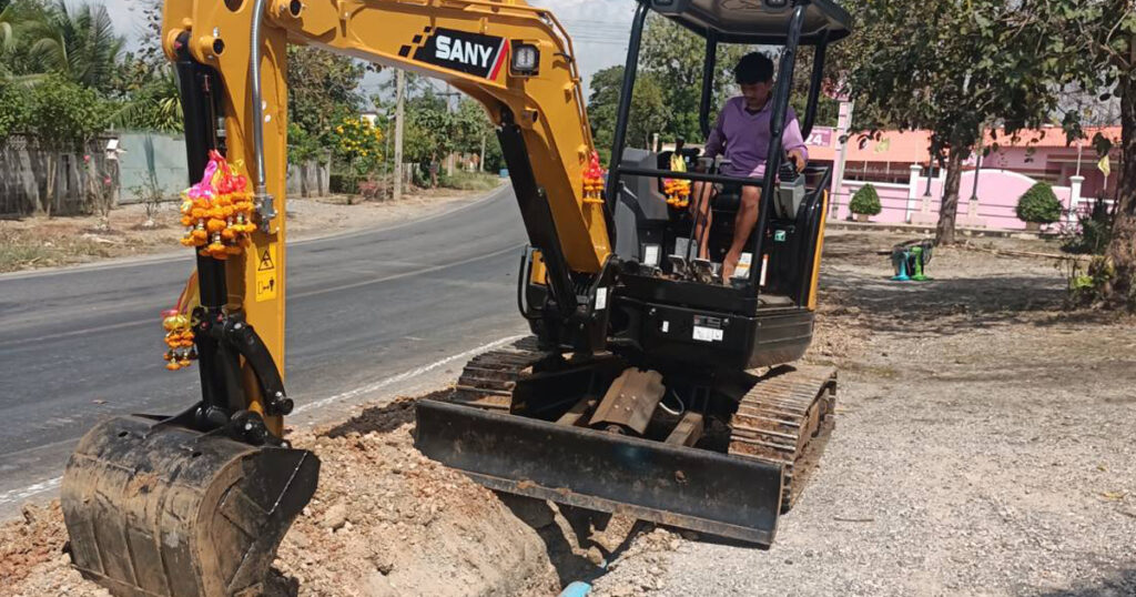 รถแบคโฮนครปฐม มีรถขนาด PC30,PC50,PC120,PC200 ให้เช่า รับเหมาถมที่ ตีป่า งานขุดฟุตติ้ง