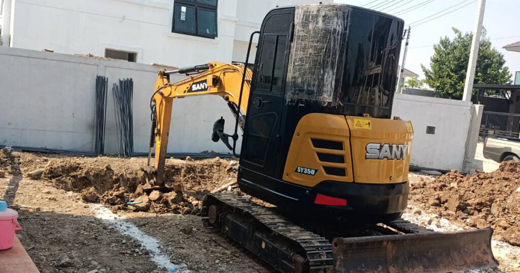 รถแม็คโครให้เช่าอุทัยธานี แบคโฮรับจ้างอุทัยธานี รถขุดเล็กอุทัยธานี Excavators for rent Uthai Thani. มีรถแบคโฮ PC30,PC50,PC120,PC200 ให้เช่า รับเหมาถมที่ ตีป่า งานขุดฟุตติ้ง